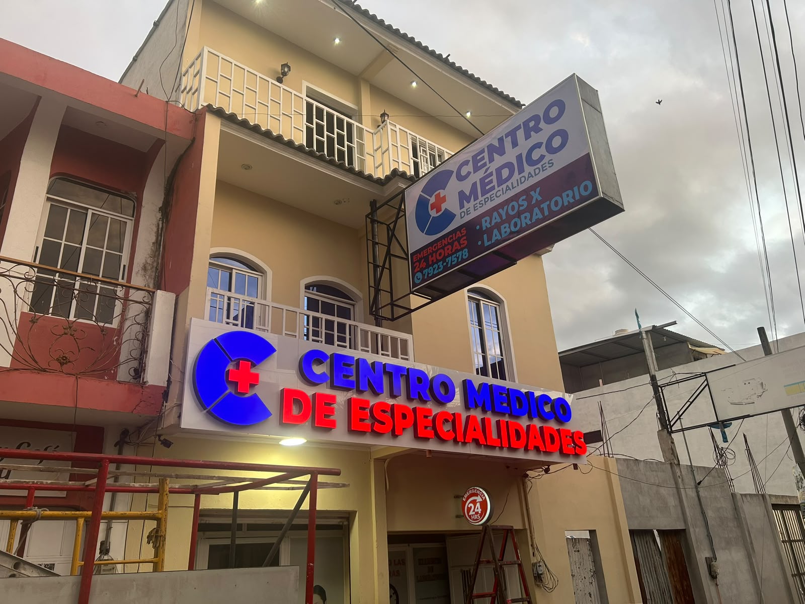 Rótulos luminosos, letras 3D y fachadas publicitarias